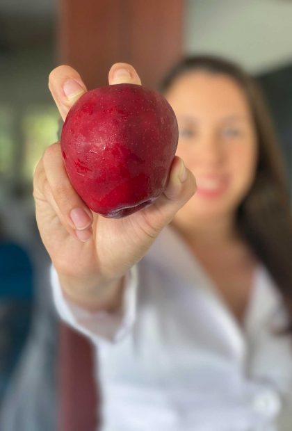 online nutritionist in Florida healthy eating consultation with fresh apple